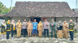 PENEMPELAN STIKER PENERIMA PKH DI KALURAHAN SEMANU